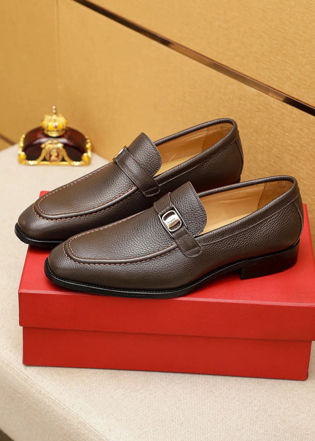 Men's shoes 💰460 💐 Product trademark: Ferragamo "Ferragamo" casual leather shoes Regular size: 38-44 (45.46🉑️customized) Product materials: Selected imported first-layer pebbled cowhide leather upper + luxury hardware buckle, imported water-dyed cowhide leather lining. Strong three-dimensional visual effect, original outsole color: 2⃣️seed leather materials optional